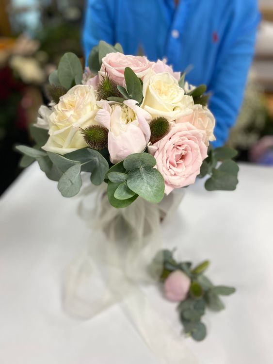 Bouquet de mariée avec roses et eucalyptus